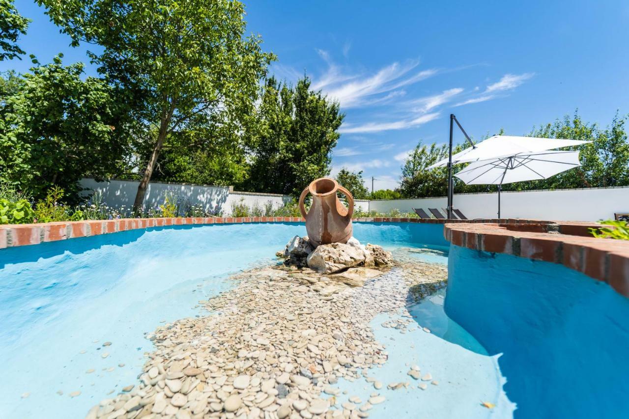 Holiday Home Carla And Dajana Veliki Vareški Exteriör bild